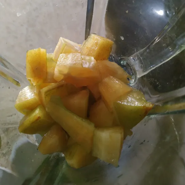 Masukan buah belimbing, kemudian tuang madu.