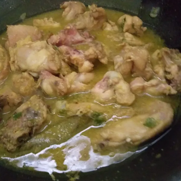 Setelah setengah matang, masukkan garam, gula, dan kaldu bubuk bila suka.