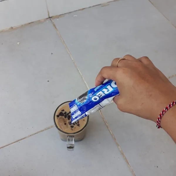 Tambakan Oreo yang sudah di hancurkan di atasnya.