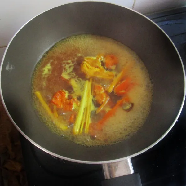 Masak dengan api kecil hingga mendidih. Matikan api. Dinginkan.