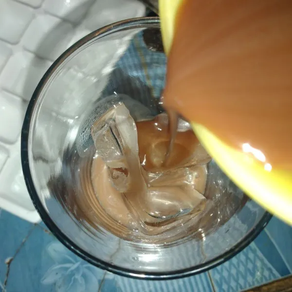 Lalu masukkan coklat ke dalam gelas hingga agak penuh.