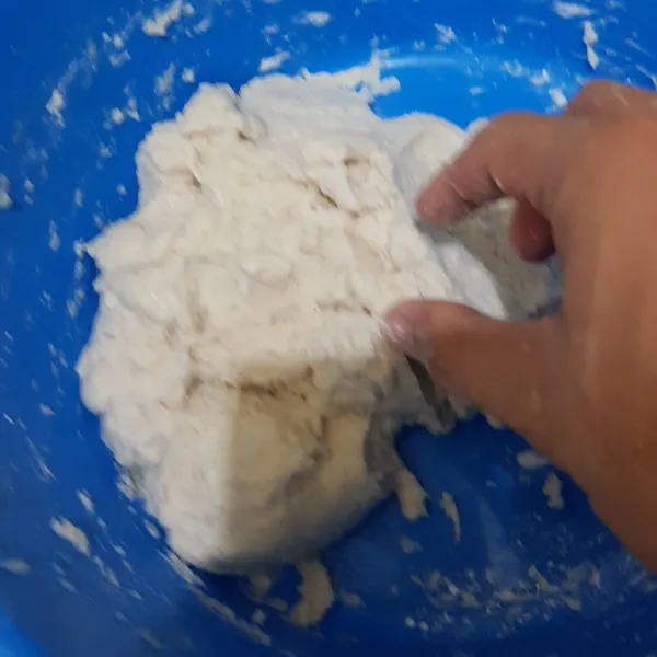 Cubit adonan dan masukkan ke dalam air yg telah mendidih hingga adonan habis, angkat adonan bila telah mengapung dan tiriskan