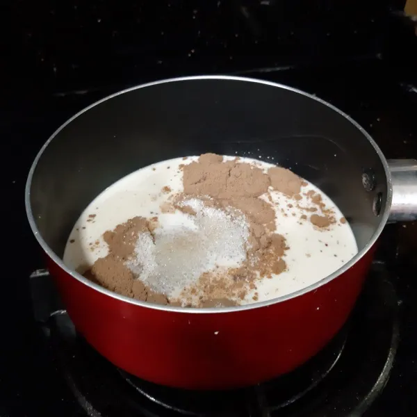 Masukan susu cair, milo bubuk, gula dan sejumput garam. Masak sampai gula larut.