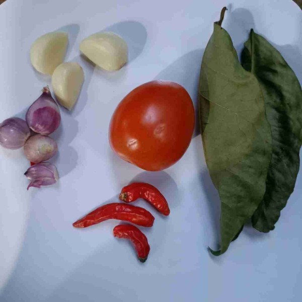 Siapkan semua bahan. Rajang bawang merah, bawang putih, cabai, dan tomat.