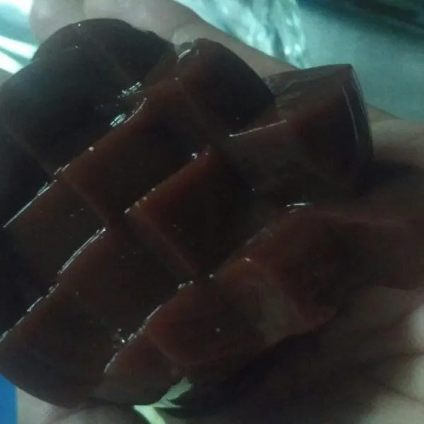Potong dadu nutrijel coklat