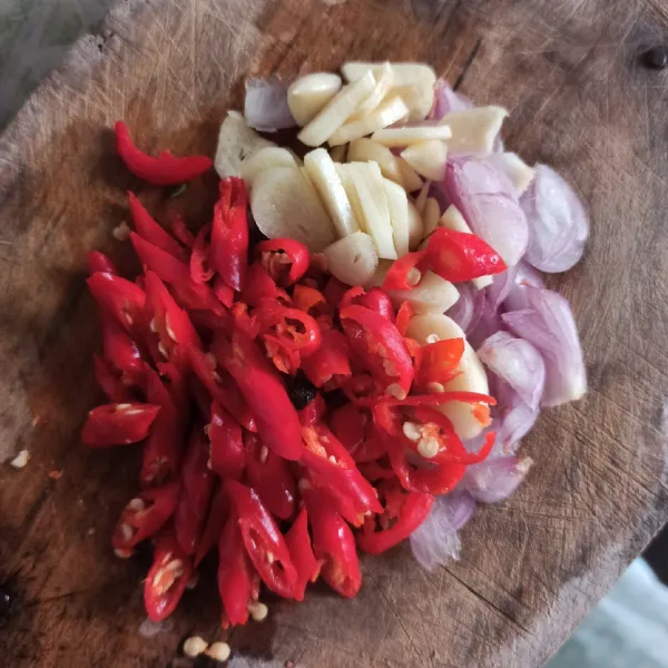 Iris tipis bawang merah, bawang putih, cabe.