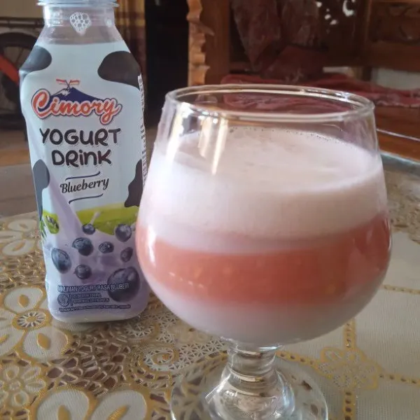 Satukan jus jambu dan Yogurt  dalam gelas lalu sajikan.
