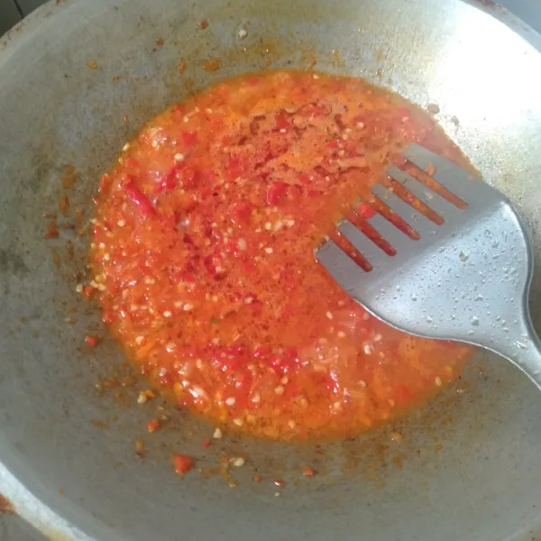 Haluskan bahan sambal kecuali daun jeruk. masak sambal dgn daun jeruk sampai tidak bau langu. Beri garam dan gula secukupnya. Test rasa.