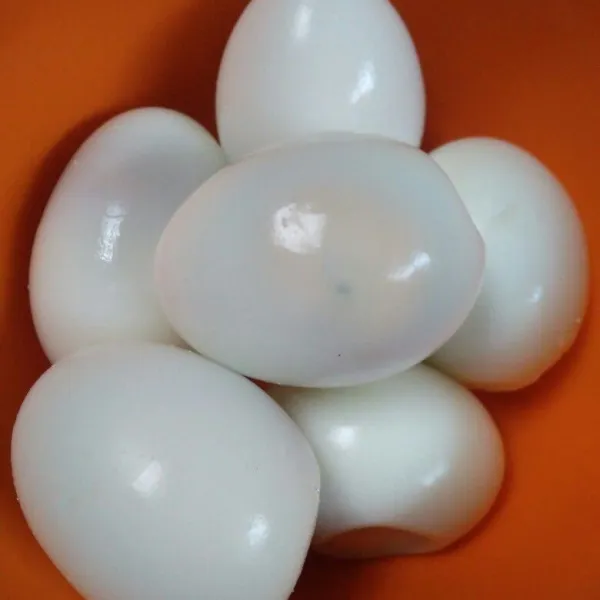 Rebus telur bebek sampai matang, kupas kulitnya, sisihkan.