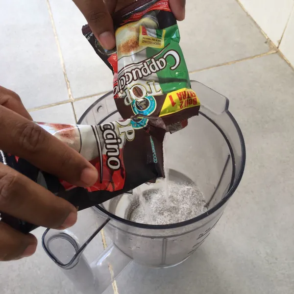 Blender air dan kopi instan.
