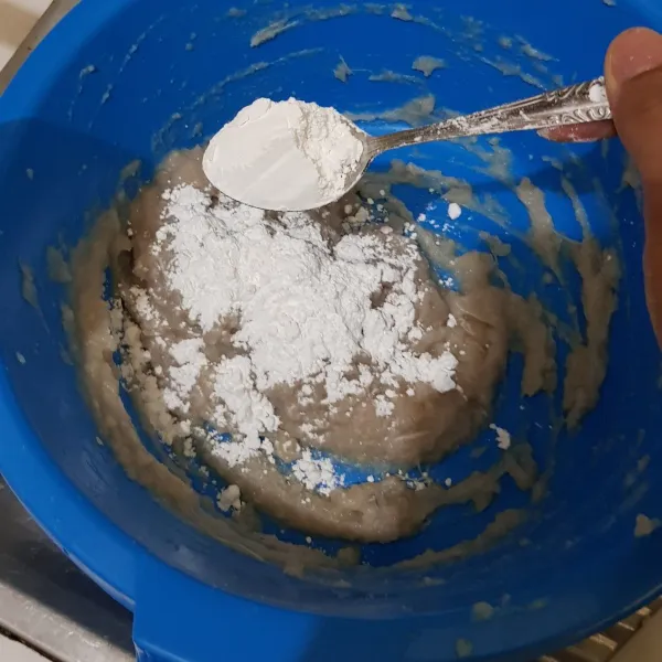 Bila tercampur rata, masukkan sedikit demi sedikit 350 gram tepung tapioka dan diaduk hingga tercampur merata dengan adonan ikan