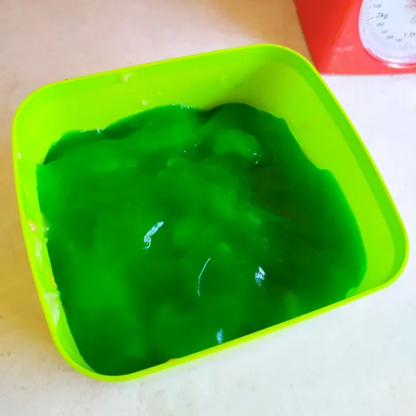 Susun adonan selendang mayang mulai dari warna pink-putih-hijau pada wadah yang telah dialasi plastik. Biarkan hingga dingin dan set, potong-potong bentuk kotak.