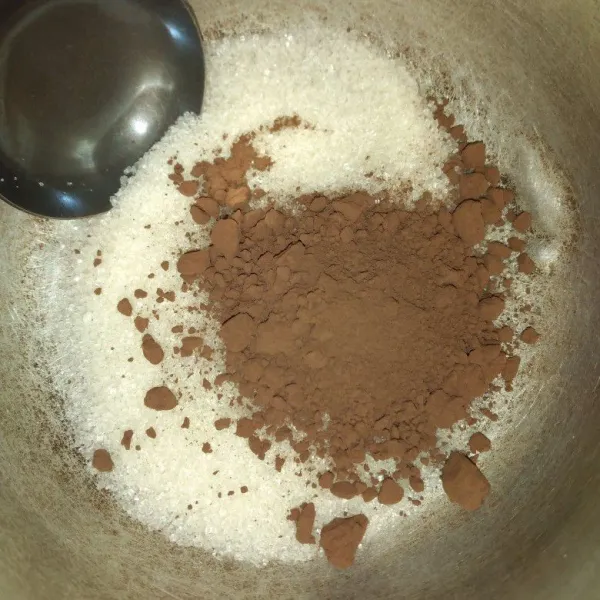 Campur gula dan bubuk coklat.