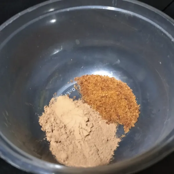Campur cokelat bubuk dan gula palem. Aduk rata.