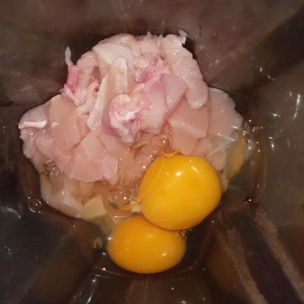 Blender ayam dengan dua butir telur hingga halus.