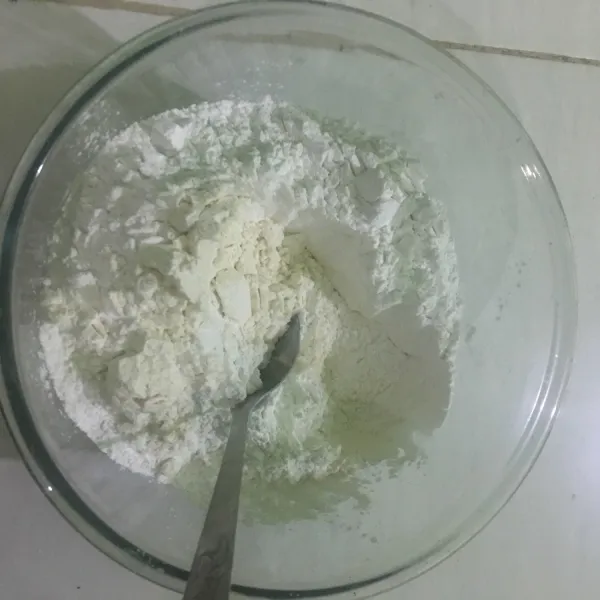Campur tepung terigu dan tepung beras. Aduk merata. Tambahkan garam dan gula.