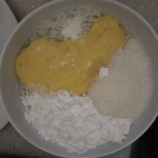 Masukkan nanas blender, tepung tapioka, gula pasir, vanili dan garam ke dalam mangkok yang berisi bihun. Aduk rata.