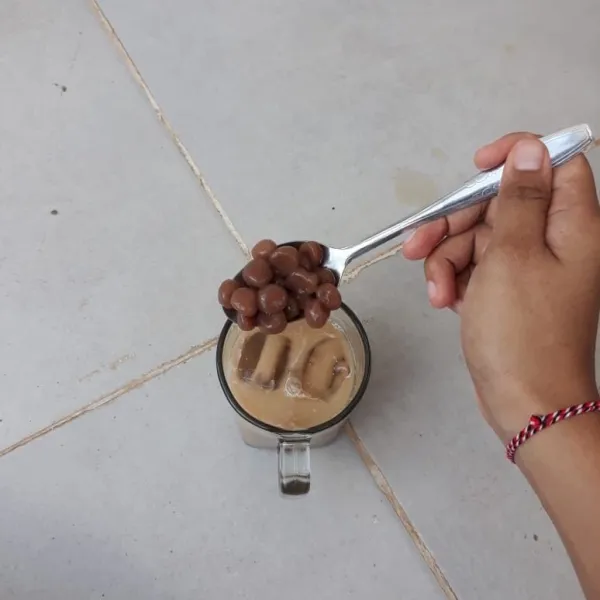 Tambahkan boba 3 sendok makan.