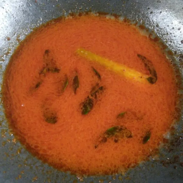 Tuang air, aduk, masak sampai mendidih.