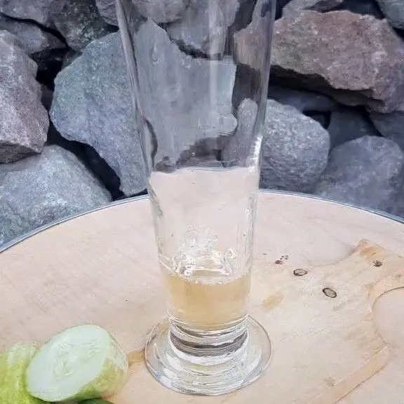 Masukkan air perasan jeruk nipis kedalam gelas.