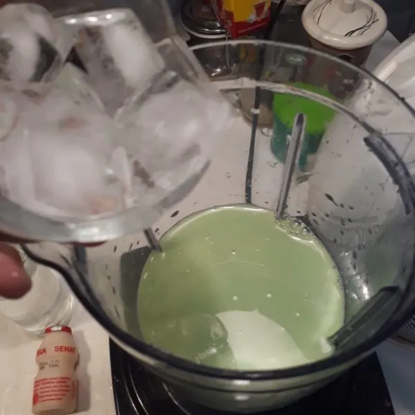 Masukan green tea dan susu kental manis ke dalam blender, lanjut masukan es batu.
