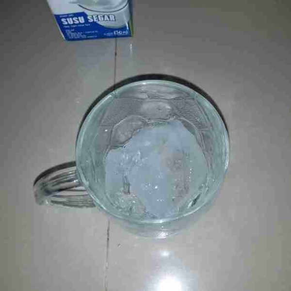 Hancurkan es batu dengan ulekan. Lalu masukan es batu secukupnya  ke dalam gelas saji.