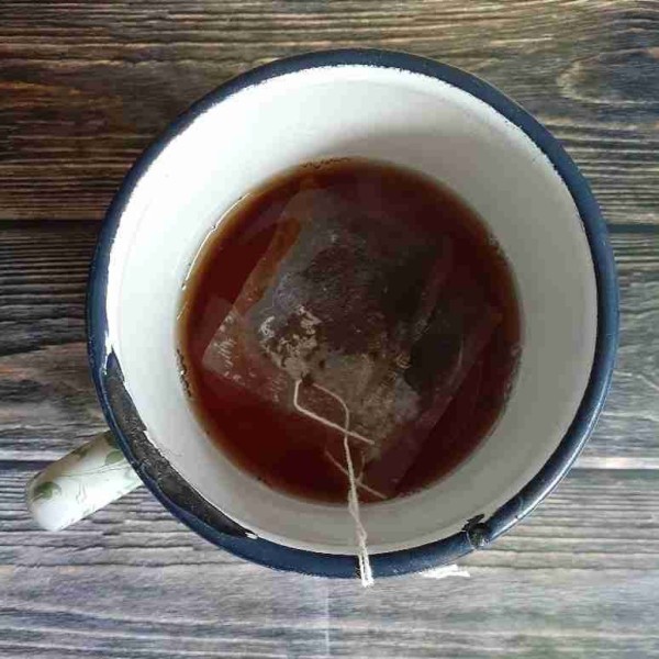 Seduh teh celup dalam air panas di gelas, sampai berwarna pekat. Biarkan agak dingin.
