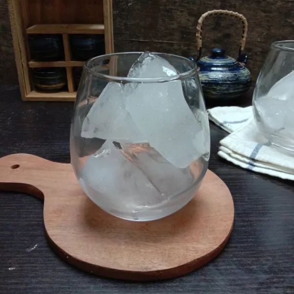 Ambil es batu masukkan dalam gelas.