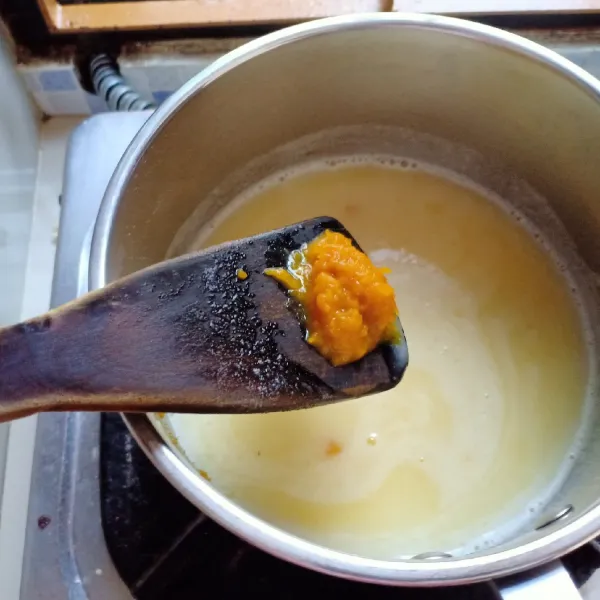 Masukkan labu kuning, air, agar-agar serta susu kental manis ke dalam panci.