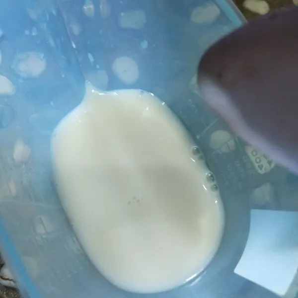 Larutkan krim kental manis dengan air. Aduk rata.