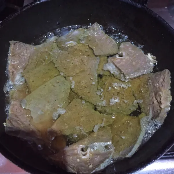 Siapkan penggorengan dan beri minyak goreng agak banyak. Goreng paru menjadi 2 bagian supaya wajan muat dan tidak terlalu boros minyak.