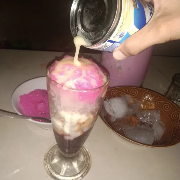 Kemudian beri susu dan santan. Es doger pun siap diminum.