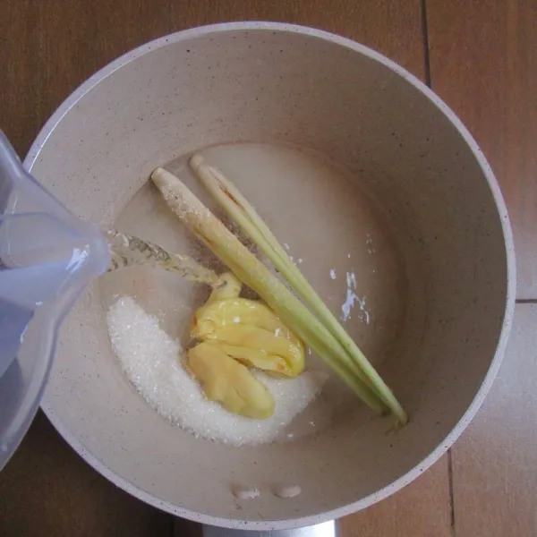 Siapkan gula pasir, garam, jahe yang digeprek, sereh yang digeprek dalam wadah. Tuang air.