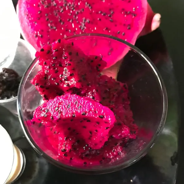 Potong buah naga, masukkan ke dalam blender.