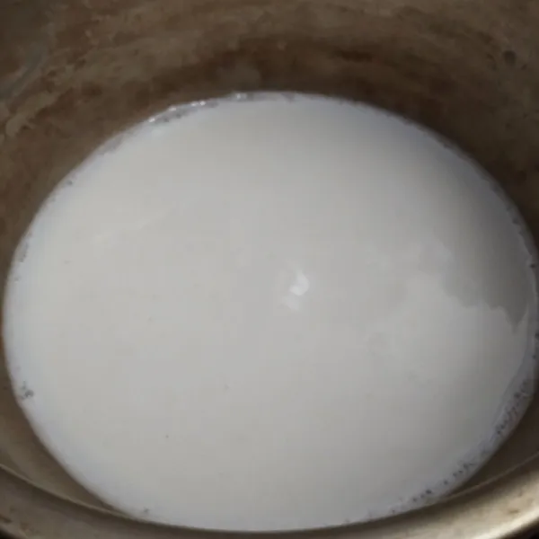 Masak air hingga mendidih. Matikan kompor.