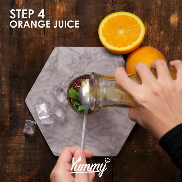 Kemudian tambahkan orange juice.