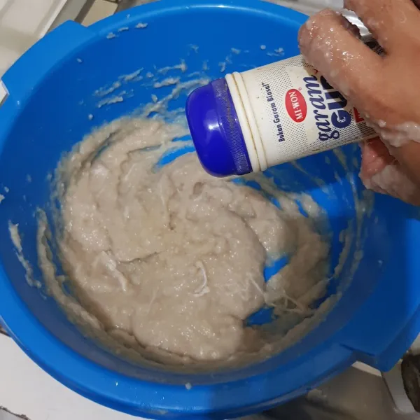 Tambahkan bawang putih yg sudah dihalusi, garam, dan gula