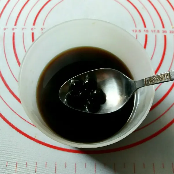 Masukkan tapioca pearls ke larutan kopi yang sudah dibuat tadi, aduk-aduk, sisihkan sebentar.