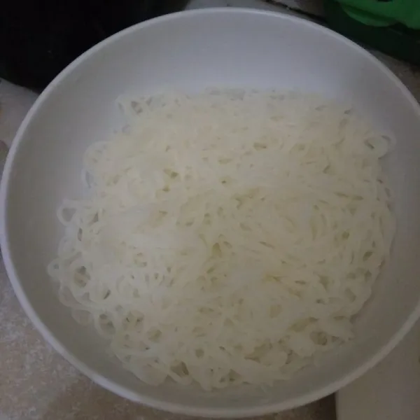 Seduh bihun dengan air panas hingga mengembang, tiriskan.
