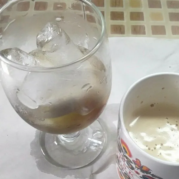 Masukan 1 saset cappucino kemudian masukan rebusan air kayu manis dan tambah gula 1 sendok tea dan diaduk dengan air hangat agar larut dalam gelas terpisah