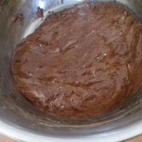 Campur tapioka, coklat bubuk, dan gula. Masukkan air hangat sedikit-sedikit hingga menjadi adonan yang bisa dibentuk.