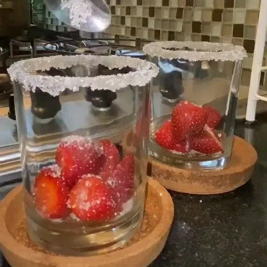 Masukkan strawberry yang sudah dipotong-potong kedalam gelas dan tambahkan 2 sdt gula.