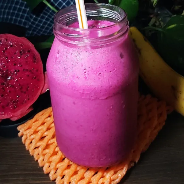 Ilustrasi pertanyaan dan jawaban tentang smoothie buah naga