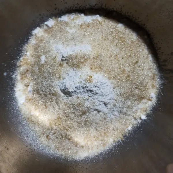 Campur rata terigu, gula pasir, garam, baking powder, tuang air sambil diaduk.