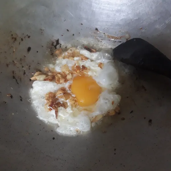 Tambahkan telur, orak arik kasar saja agar tidak amis menumisnya dengan bawang.