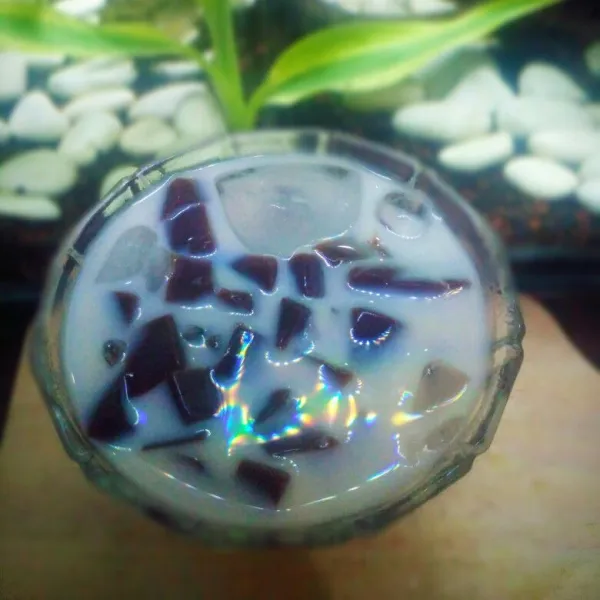 Tuangkan jelli susu, aduk.....siap dinikmati....