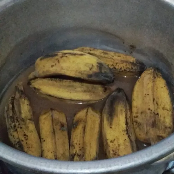 Kukus pisang sampai matang.