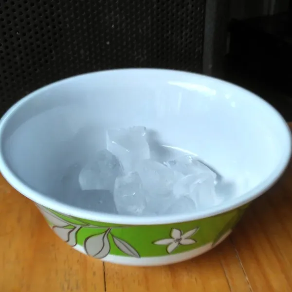 Masukkan es batu dalam mangkok.