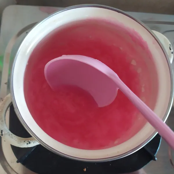 Masak masing-masing warna dengan api kecil hingga meletup-letup. Matikan apinya.