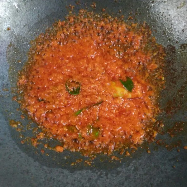 Tumis bumbu halus bersama daun jeruk dan serai sampai wangi.